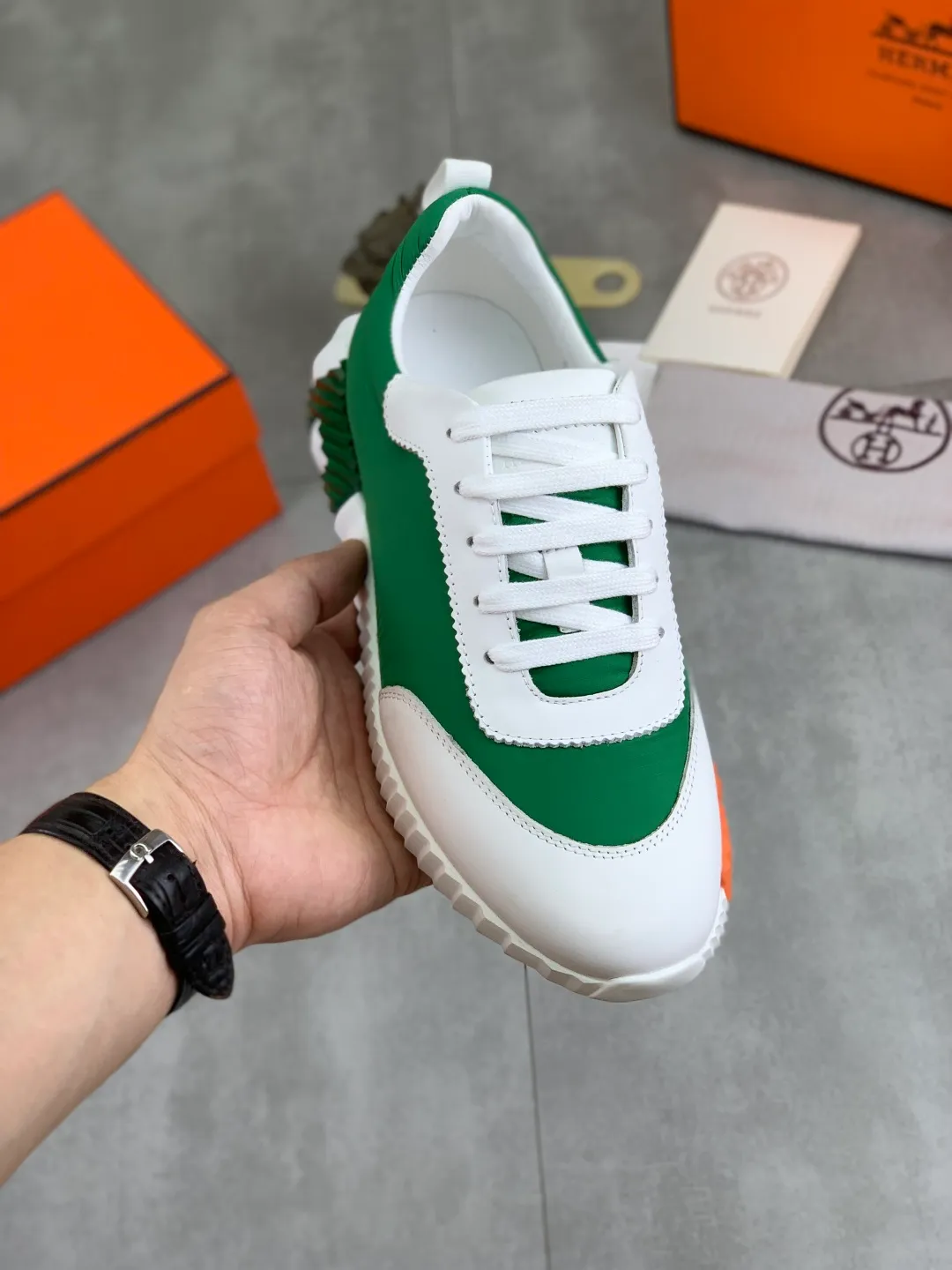 Men's men's shoes 💰P580 New model Top version Original order Hermes Men's Drift Sneaker Summer new casual sports shoes Original purchase, development, production H family men's classic series, technical breathable fabrics with cowhide, casual sports shoes, casual shoes, sports dad shoes combine high-tech breathable materials and cowhide, H family exclusive button decoration on the side. The outsole is full of H italic design and bright colors to show vitality and continue the brand design inspiration. Stroll around the city lightly and feel free and comfortable. Delivered in exquisite packaging 🛍📦 ▪️Fabric: original customized breathable material + first-layer cowhide ▪️Inner: cowhide feet ▪️Outsole: molded and evacuated PU+TPU material ▪️Size: 35-45 Multiple colors available Premium packaging